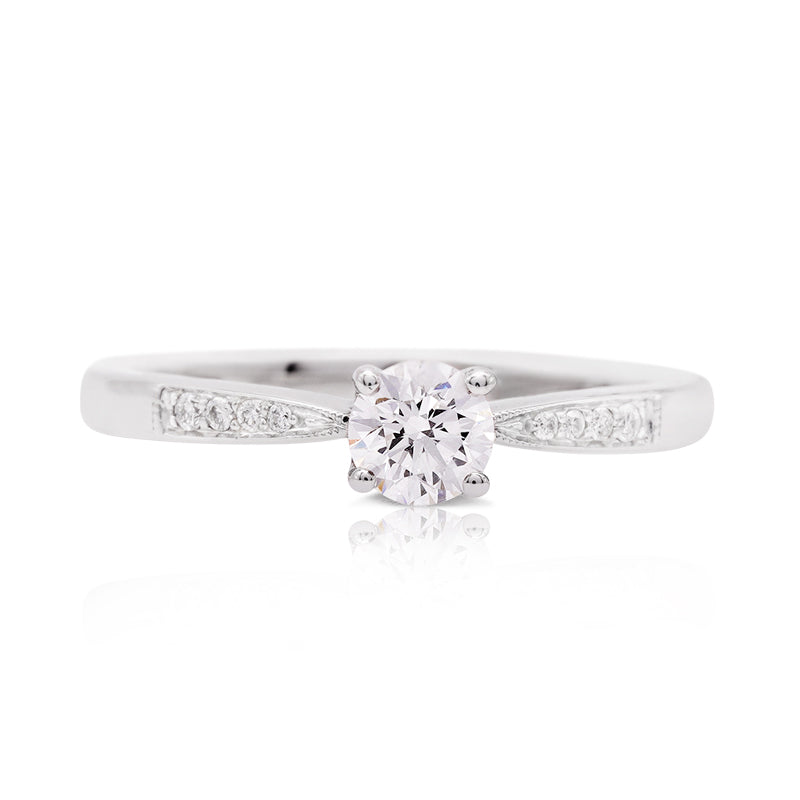 18 Carat White Gold Diamond Ring