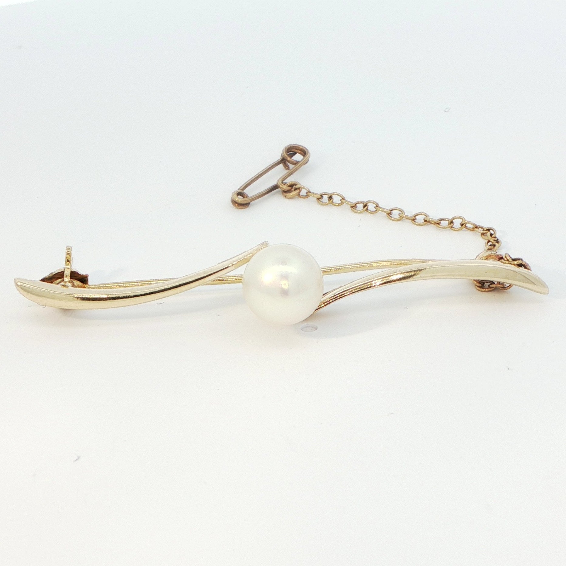 14 Carat Yellow Gold Cultured Pearl Brooch