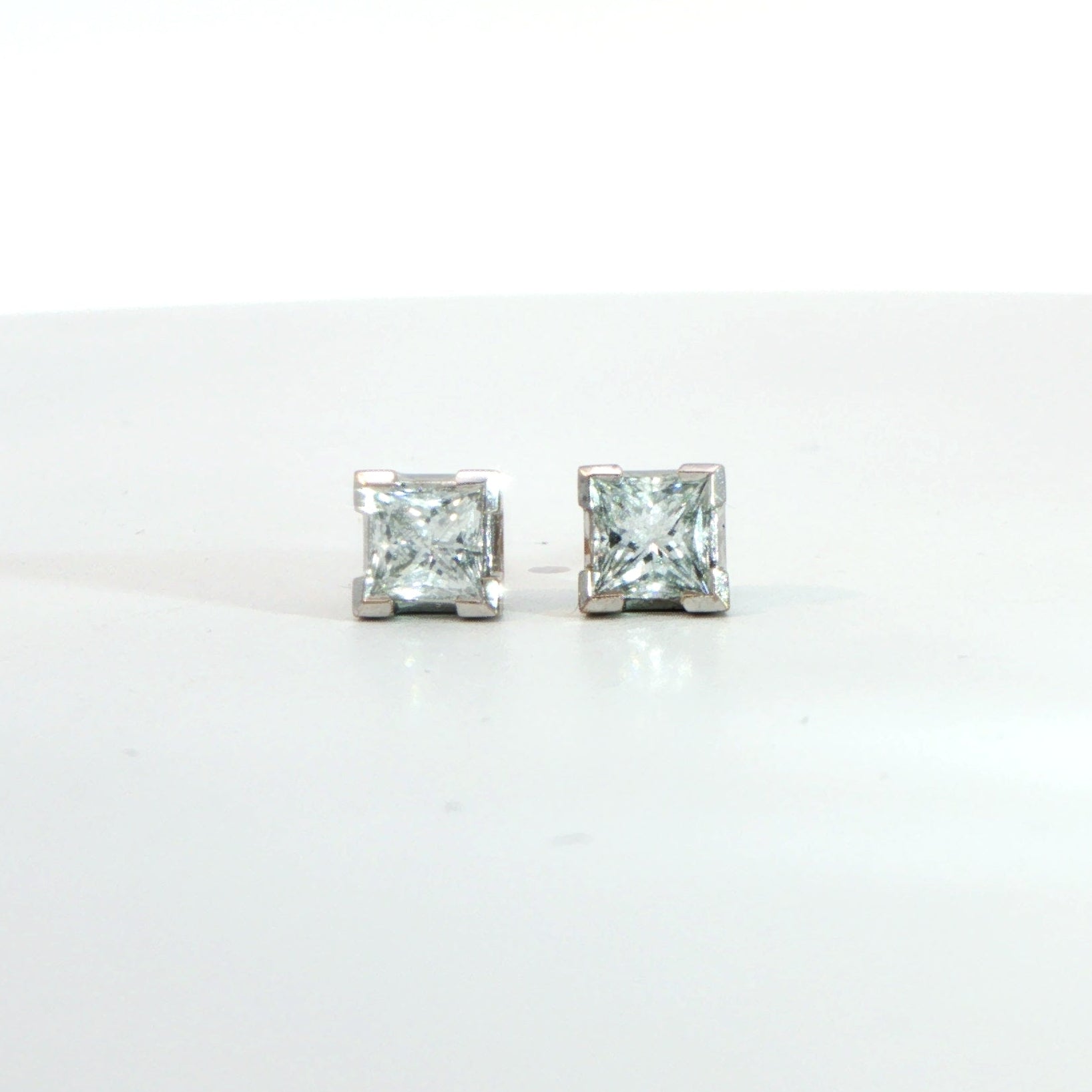 I8 Carat White and Yellow Gold Diamond Stud Earrings 0.66ct