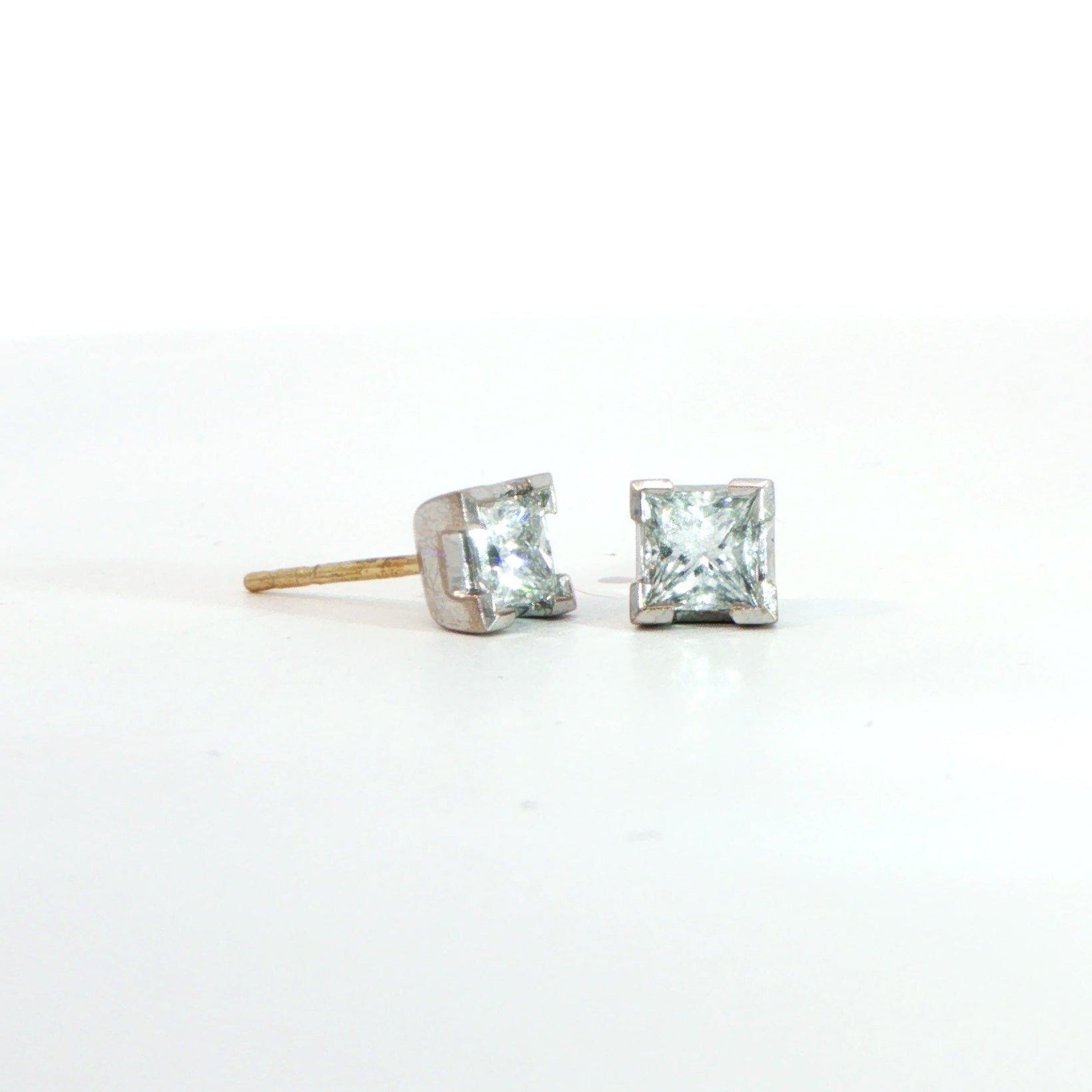 I8 Carat White and Yellow Gold Diamond Stud Earrings 0.66ct